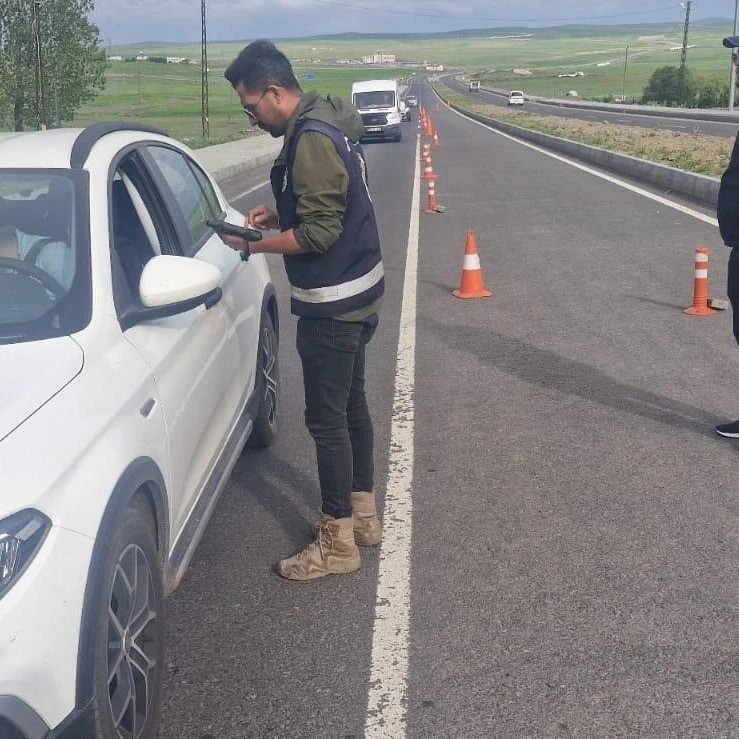 KARS’TA TRAFİK UYGULAMALARI SÜRÜYOR(KARS-İHA)