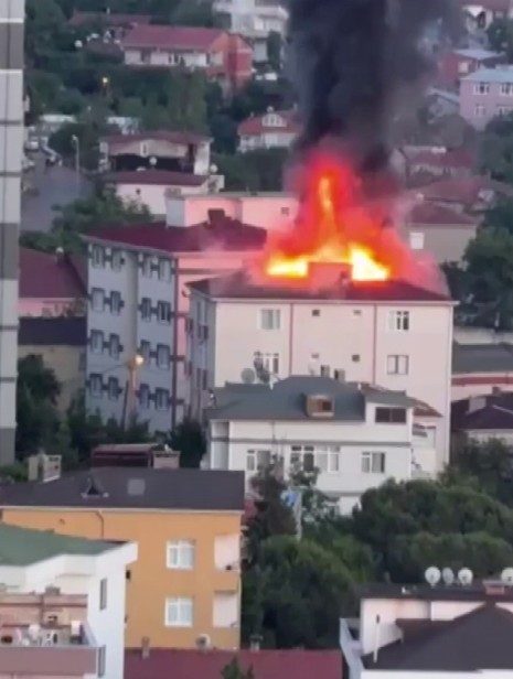 KARTAL'DA 5 KATLI BİNANIN ÇATISI ALEV ALEV YANDI