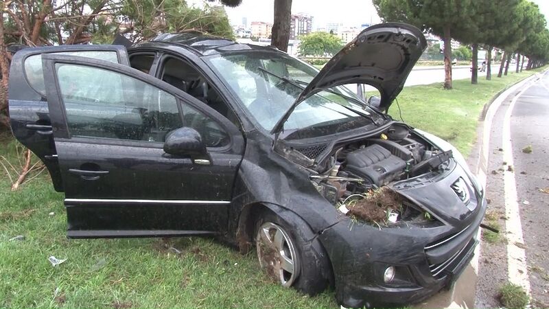 KARTAL'DA KONTROLDEN ÇIKAN OTOMOBİL