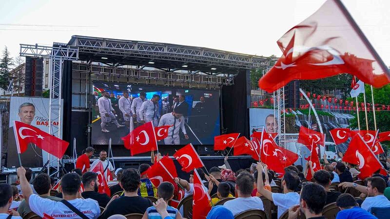 Keçiören’de vatandaşlar Türkiye A Milli Futbol Takımının maçını dev ekranda izledi