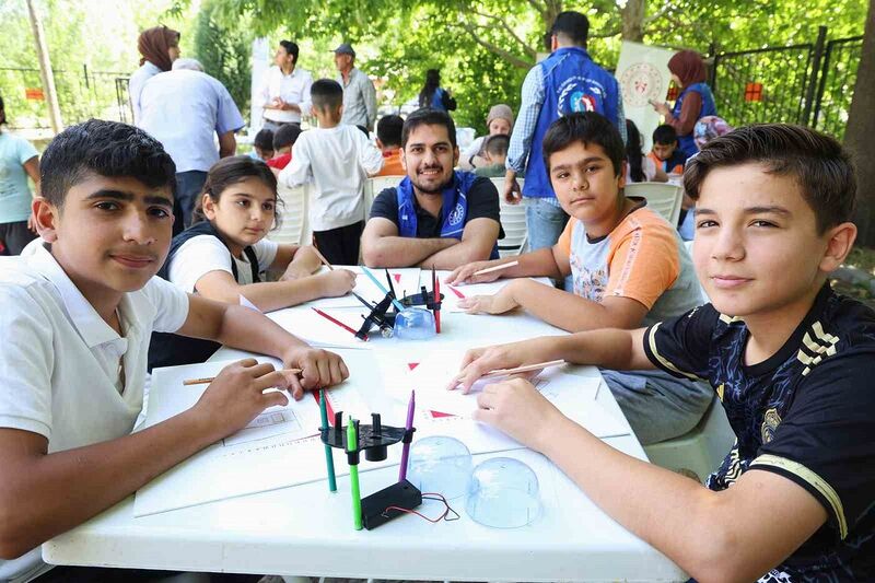 Kırsaldaki öğrenciler teleskopla güneşi gözlemledi, motor pervaneli maket uçak üretti