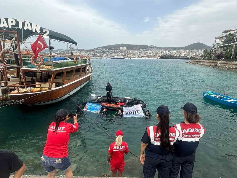 Kuşadası denizinde dip temizliği yapıldı