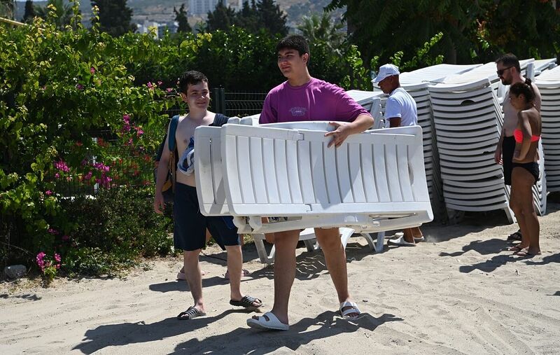 KUŞADASI PLAJLARINDA ÜCRETSİZ ŞEZLONG