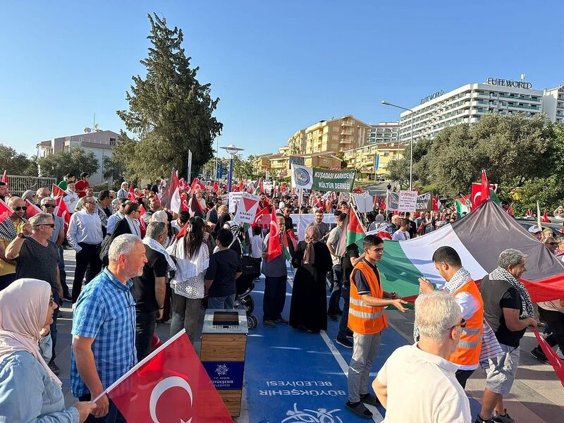 Kuşadası’nda halk Filistin’in özgürlüğü için yollara döküldü