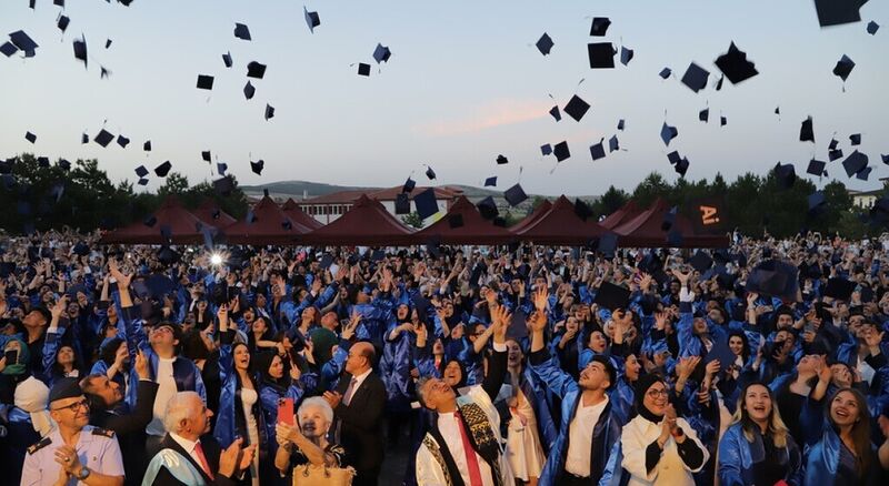 DUMLUPINAR ÜNİVERSİTESİNDE MEZUNİYET HEYECANI