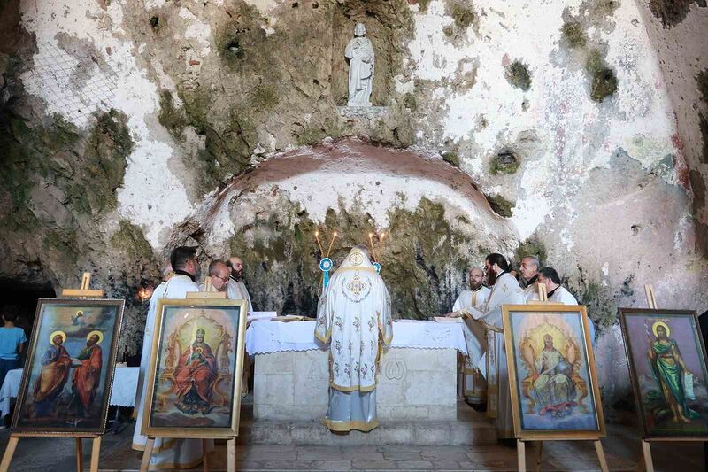 Mağara içindeki St. Pierre Kilisesi’nde bayram ayini