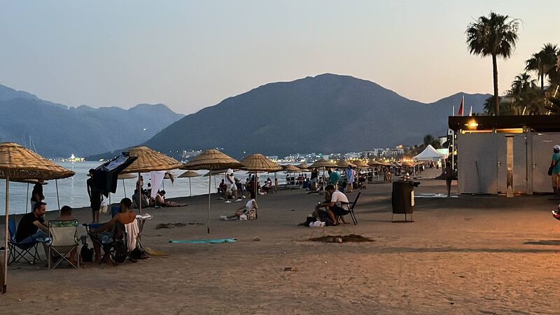 Marmarisliler güneş batarken sahillere akın ediyor