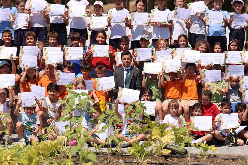 Marmaris’te Başkan Ünlü ve çocuklardan son hasat