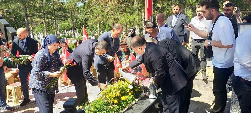 Milli Eğitim Bakanı Tekin: “Birincil görevimiz bu ülkeye sahip çıkacak, millet olarak devamını sağlayacak ve ihtiyaç duyulduğunda gözünü kırpmadan şehadete yürüyecek bir kuşak yetiştirmek”