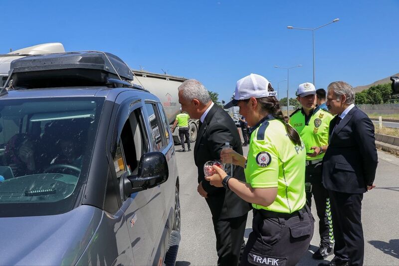 Muş Valisi Çakır, trafik uygulama noktalarında görev yapan ekipleri ziyaret etti