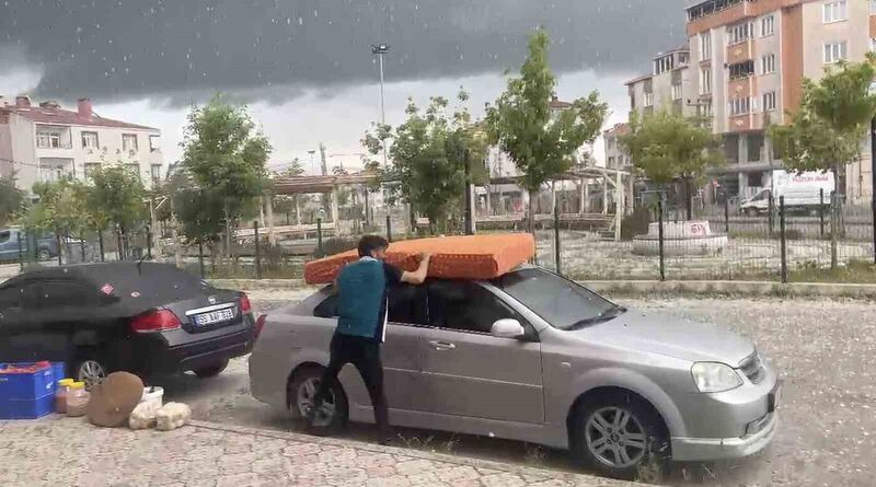 Otomobilini yatakla doludan korumaya çalıştı