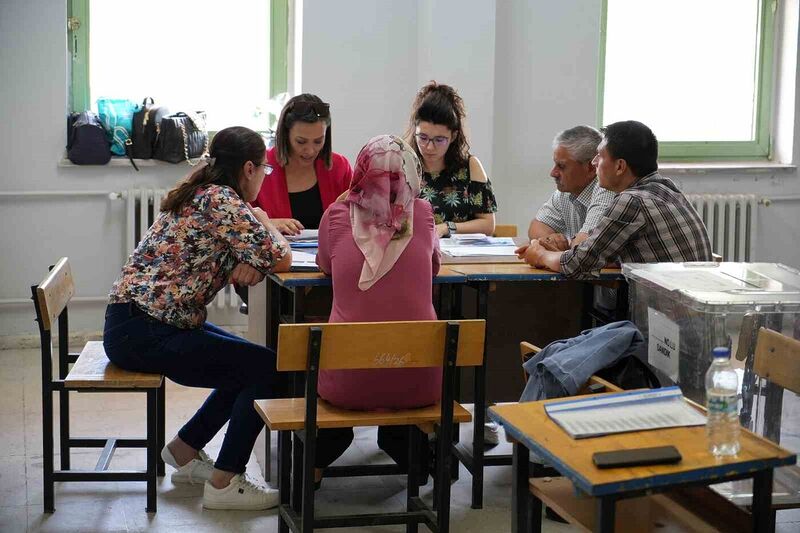 Oyların çöpe atıldığı mahallede muhtarlık seçimleri yenilendi