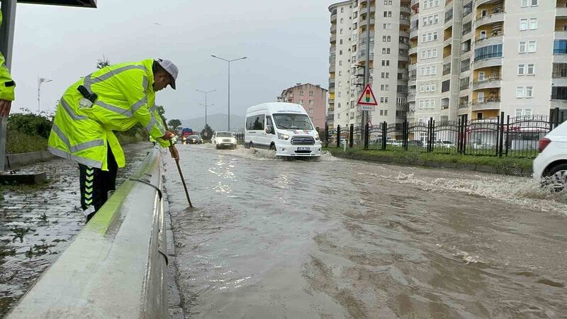 Rize’de sağanak yağmur sonrası cadde ve sokaklar göle döndü