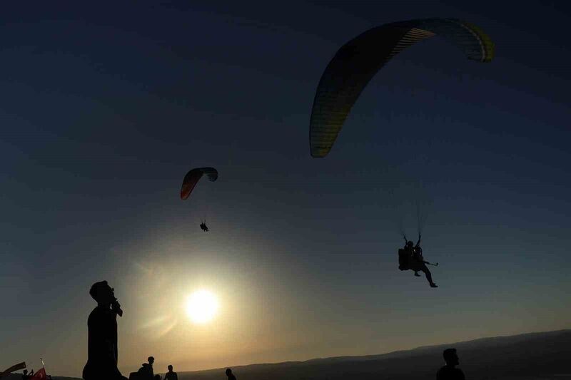 PARAŞÜT TUTKUNLARININ SAKARYA'DAKİ GÖZDE