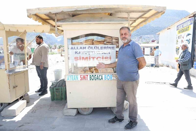 Seyyar aracının camına ‘Allah ölülerine kavuştursun simitçisi’ yazdıran simitçiyi gören bir daha bakıyor