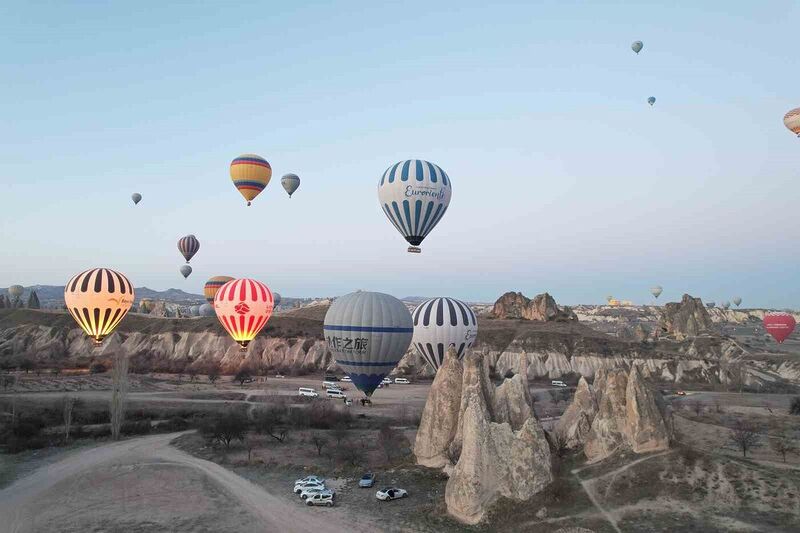 Sıcak hava balon pilotları 300 saatlik eğitimden geçiyor