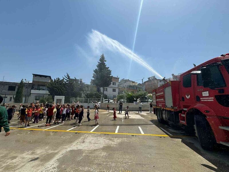 Sıcaktan bunalan öğrenciler, itfaiye ekiplerinin sürpriziyle serinledi