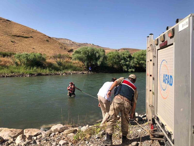 Siirt’te baraj suyunun yükselmesiyle mahsur kalan aile kurtarıldı