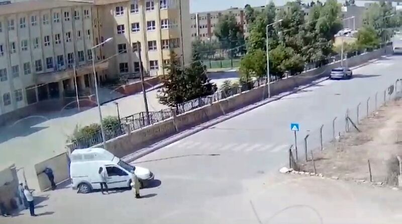 Sınav giriş kağıdını unutan öğrencinin imdadına polis ekipleri yetişti