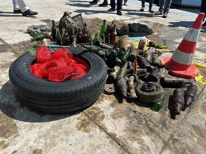 Sinop’ta denizin dibinden araç lastiği ve şişeler çıktı