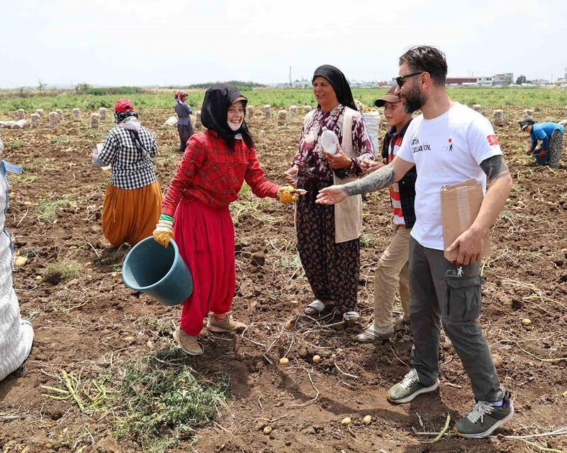 Tarlada çalışan çocuklara ’Dondurma’ molası