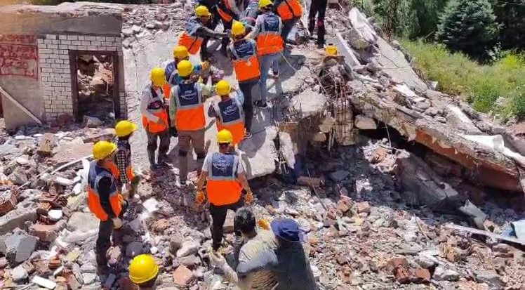 TUNCELİ'DE ÖĞRETMENLERİN DEPREMDE ARAMA,