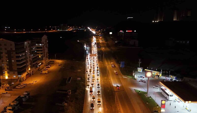 Tatilciler erken dönüşe geçti: 43 ilin geçiş güzergahında trafik yoğunluğu