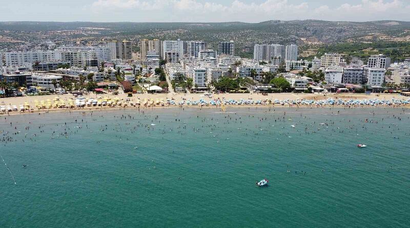 Tatilciler Mersin’e akın etti, sahiller doldu