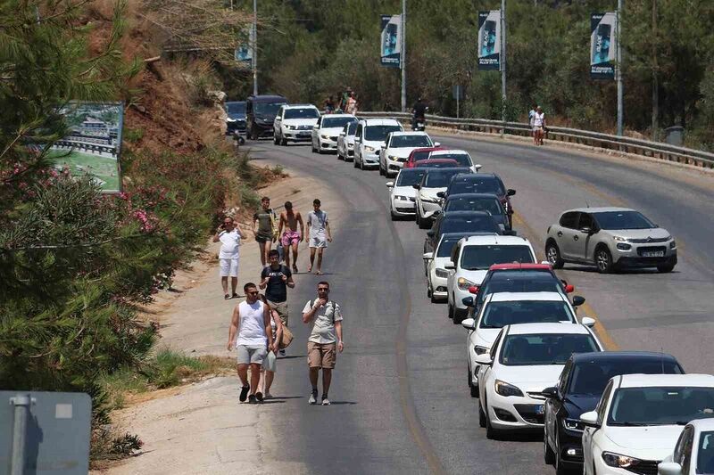 TRAFİĞİ GÖREN TATİLCİLER, ÖLÜDENİZ'E