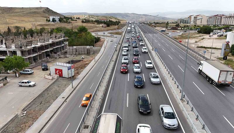 Tatilciler yollara akın etti: 43 ilin geçiş güzergahında trafik yoğunluğu