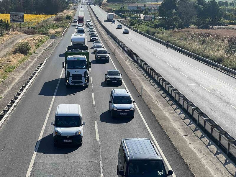 Tatilcilerin dönüşü başladı: Tekirdağ-İstanbul karayolunda trafik yoğunluğu sürüyor