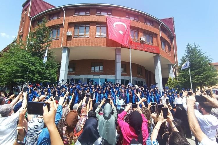 Tavşanlı’da üniversite öğrencilerinin mezuniyet coşkusu