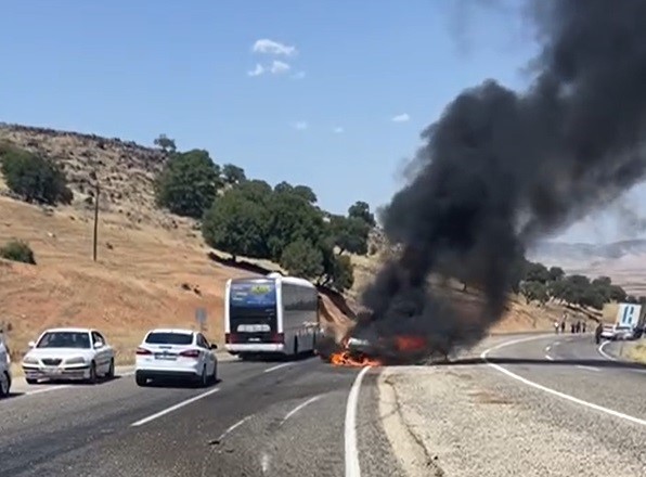 GAZİANTEP'İM YAVUZELİ İLÇESİNDE TIRLA OTOMOBİLİN ÇARPIŞMASI SONUCU, OTOMOBİL YANARAK KULLANILAMAZ