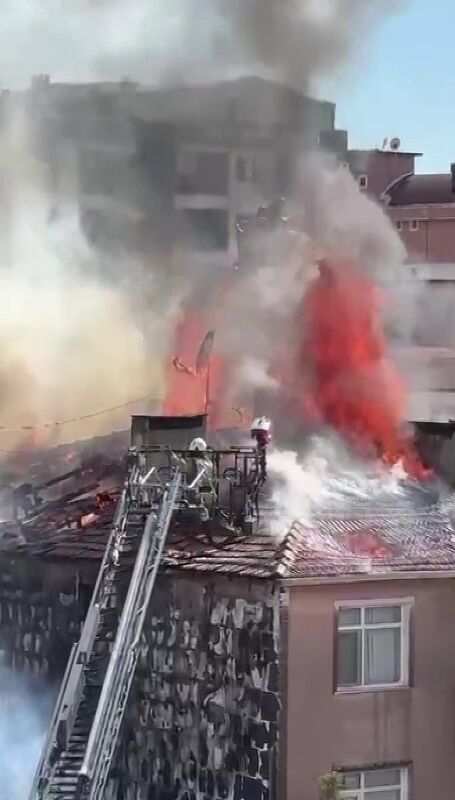 Tuzla’da çatıların alev alev yandığı anlar kamerada