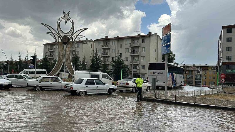 Uşak’ta yağmur ve dolu yolları göle çevirdi