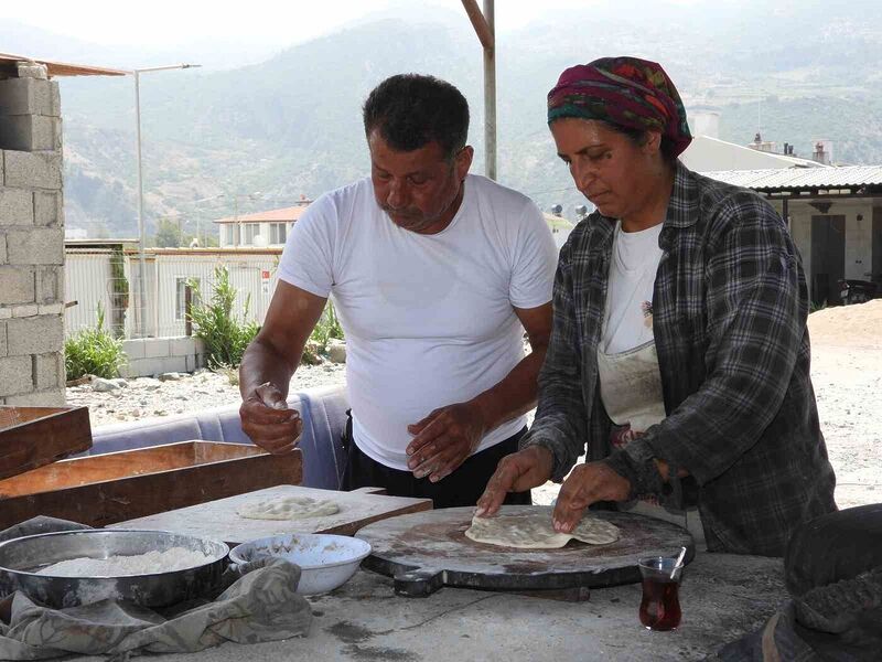 HATAY'DA EŞİ İLE BİRLİKTE