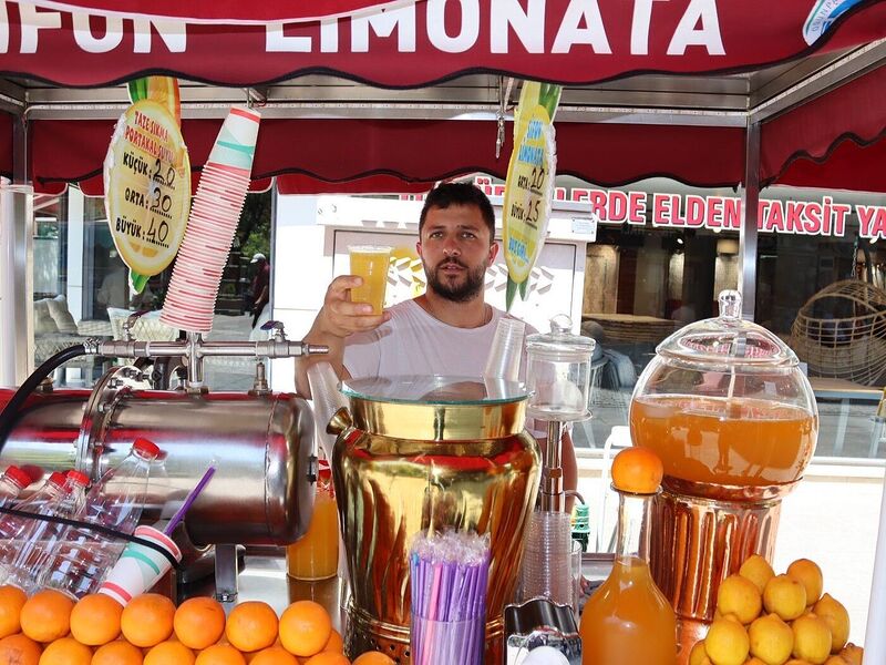 Yerli ve yabancı turistler sifon limonataya ilgi gösterdi