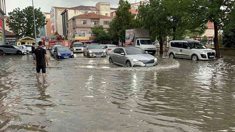 Yozgat Yerköy’de sağanak yağış sonrası yollar göle döndü