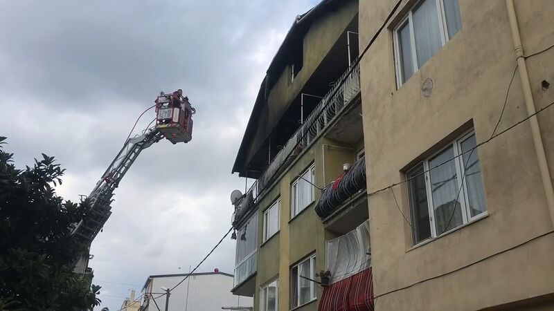 3 katlı binanın en üst katı alevlere teslim oldu: 2 kişi yaralandı