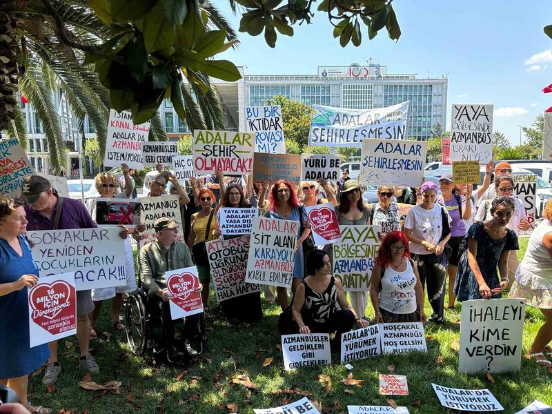 Adalar sakinlerinden İBB önünde “azmanbüsleri istemiyoruz” eylemi