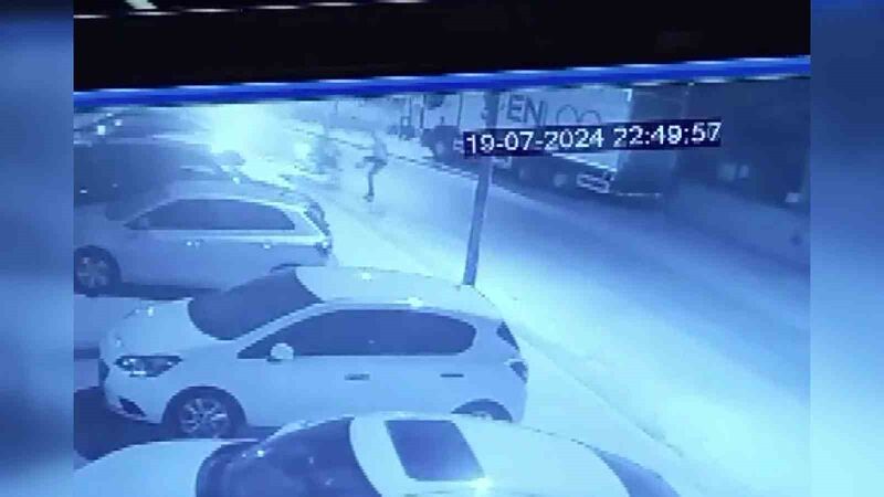 Adana’da ’dur’ ihtarına uymayan motosikletli, polise çarptı… O anlar kamerada