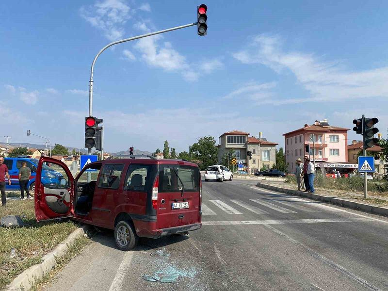 Afyonkarahisar’da kaza: 4 kişi yaralandı