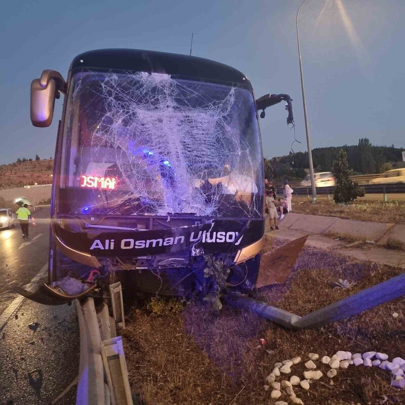 AFYONKARAHİSAR'DA YOLCU OTOBÜSÜNÜN BARİYERLERE