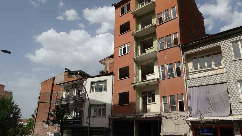 MALATYA'NIN BATTALGAZİ İLÇESİNDE DEPREMLERDE AĞIR HASAR ALAN 6 KATLI BİNANIN