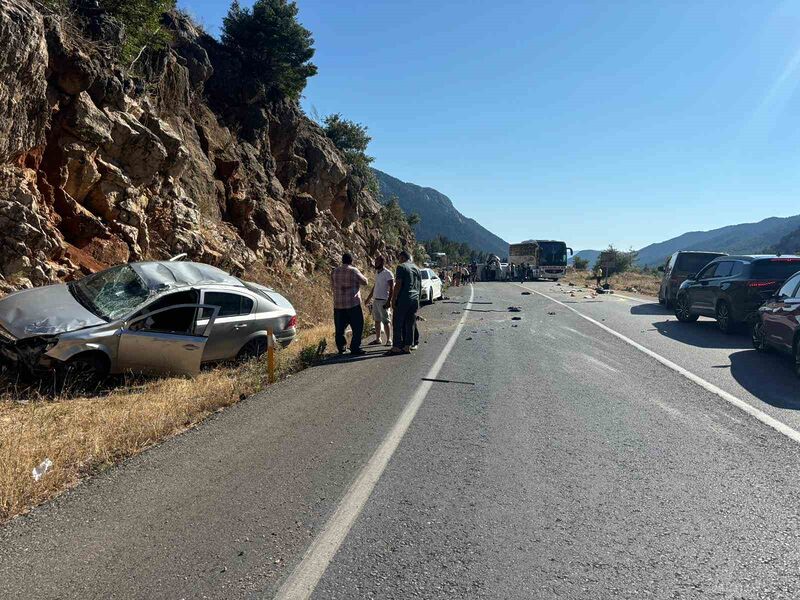 ANTALYA’DA 4 ARACIN KARIŞTIĞI