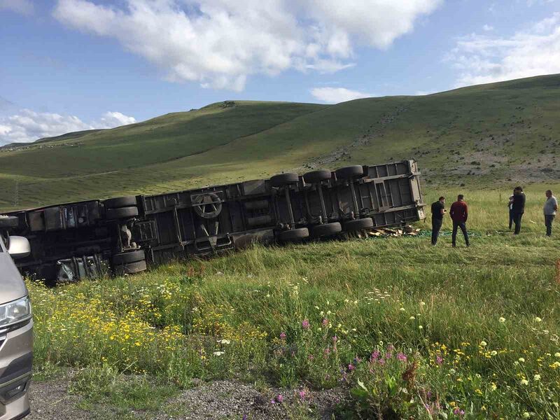 Ardahan’da tır devrildi: 1 yaralı