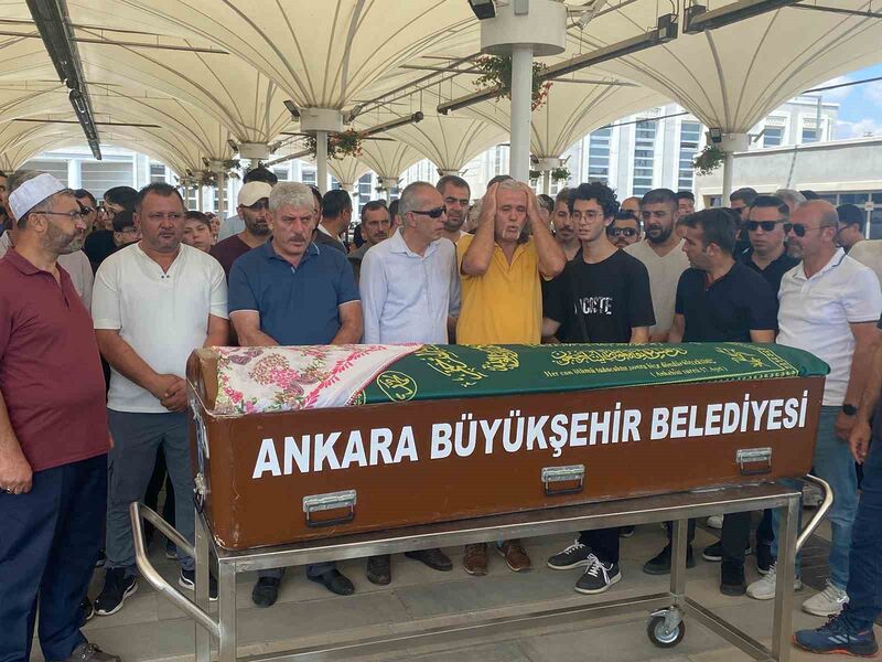 ANKARA’DA, MAHSUR KALDIĞI ASANSÖRDEN