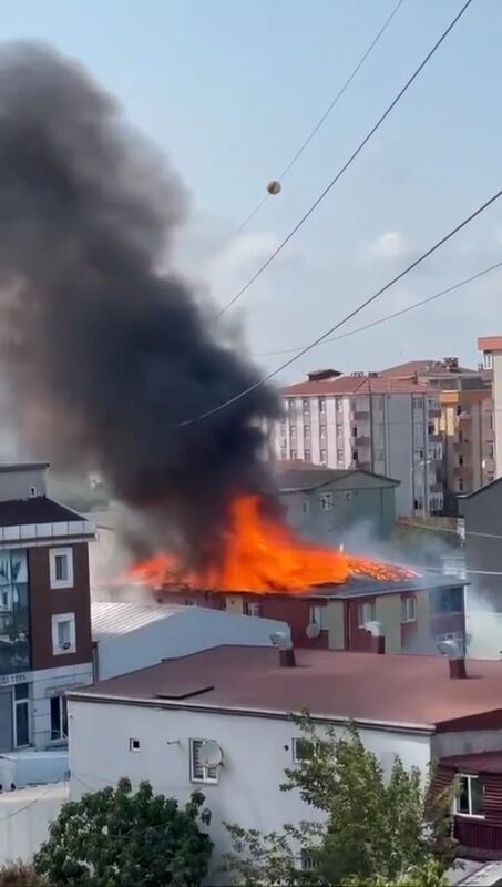 Ataşehir’de bir evin çatısı alev alev yandı