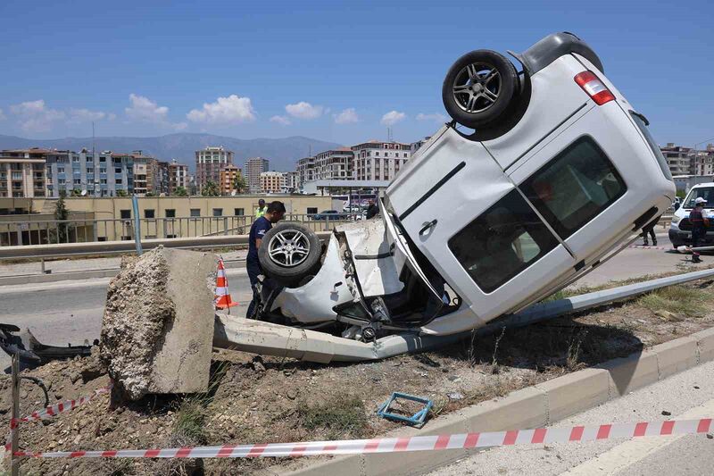 HATAY’IN ANTAKYA İLÇESİNDE FACİAYA RAMAK KALA OLUŞAN KAZADA, ELEKTRİK DİREĞİNE