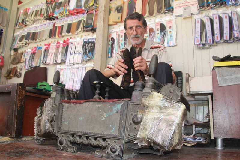 ORDU’DA AYAKKABI BOYAYARAK GEÇİMİNİ